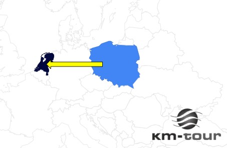 Mapa Europy z wyróżnioną Holandią w kolorze granatowym i Polską w kolorze niebieskim. Strzałka pokazuje stronę z Polski do Holandii